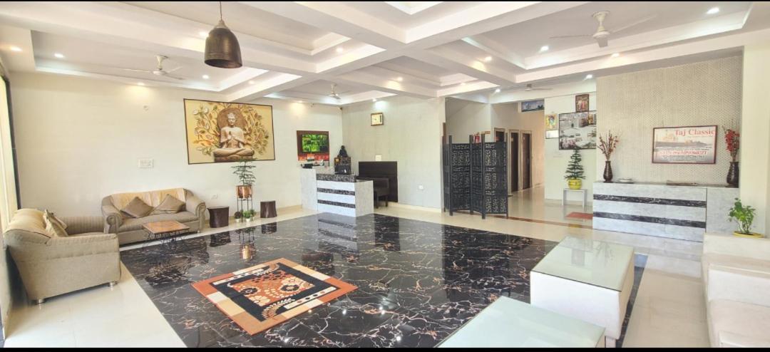 Taj Classic Agra Агра Екстериор снимка